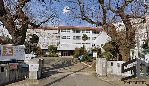 小田原久野郵便局 徒歩15分。郵便局が利用でき、荷物の発送や手続きもスムーズに行える快適な環境です。 1190m