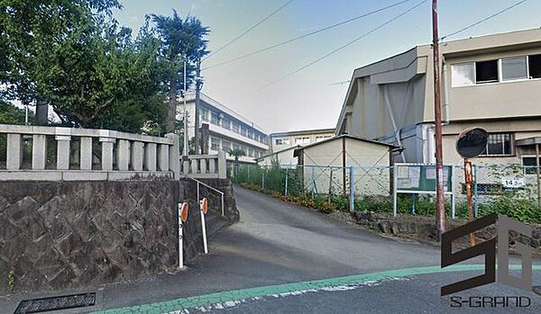 小田原市立白山中学校 徒歩23分。中学校があり、落ち着いた環境で学べる安心感が子育て世帯に支持されています。 1770m