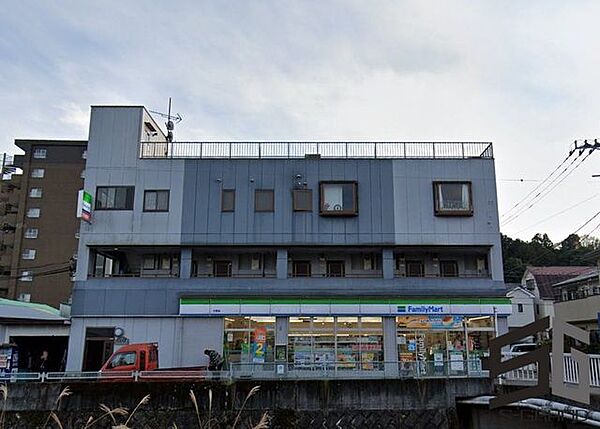 ファミリーマート久野店 徒歩8分。コンビニが利用でき、急な買い物や日常のちょっとした用事にも便利な環境です。 580m