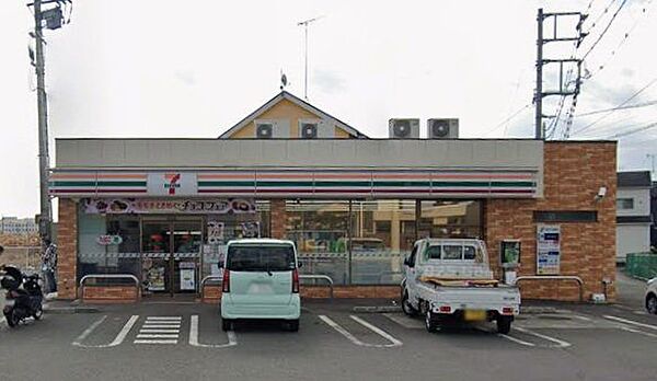 セブンイレブン南足柄竹松店 徒歩6分。コンビニが利用でき、急な買い物や日常のちょっとした用事にも便利な環境です。 450m