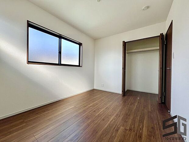 明るい陽射しが差し込む洋室は、くつろぎや趣味の時間に最適な空間。シンプルで上質なデザインが、日々の暮らしに心地よい落ち着きをもたらすマイホームの一部です。