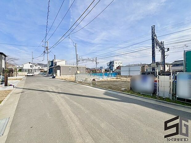 広々とした前面道路に面し、車の出し入れがしやすい現地外観。ゆとりある駐車スペースと開放感のある立地が魅力で、毎日の暮らしに快適さと安心をもたらすマイホームです。