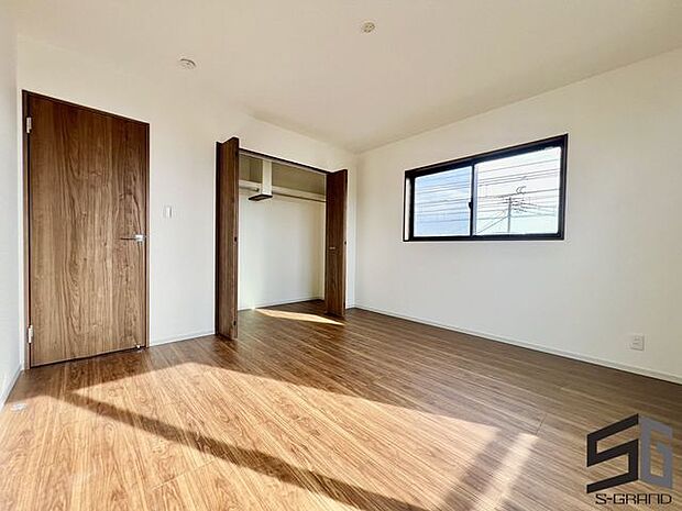 明るい陽射しが差し込む洋室は、くつろぎや趣味の時間に最適な空間。シンプルで上質なデザインが、日々の暮らしに心地よい落ち着きをもたらすマイホームの一部です。