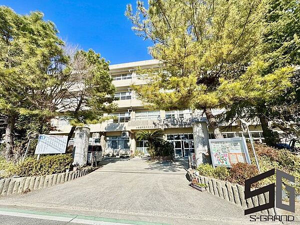 小田原市立千代中学校 徒歩20分。中学校があり、落ち着いた環境で学べる安心感が子育て世帯に支持されています。 1530m