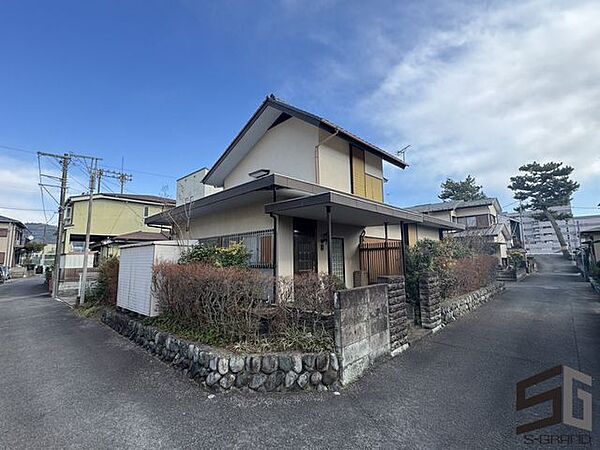 広々とした前面道路に面し、車の出し入れがしやすい現地外観。ゆとりある駐車スペースと開放感のある立地が魅力で、毎日の暮らしに快適さと安心をもたらすマイホームです。