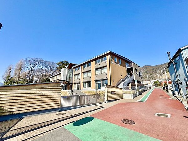 松田町立松田小学校 徒歩10分。小学校があり、通学の安心感と子育て世帯に嬉しい教育環境が整います。 790m