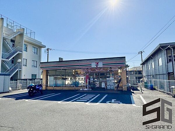 セブンイレブン松田惣領店 徒歩3分。コンビニが利用でき、急な買い物や日常のちょっとした用事にも便利な環境です。 200m