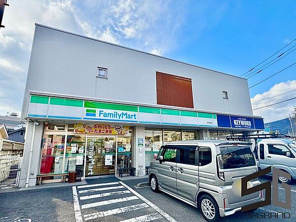 ファミリーマート新松田店 徒歩10分。コンビニが利用でき、急な買い物や日常のちょっとした用事にも便利な環境です。 750m