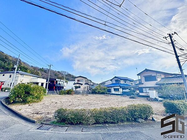 広々とした前面道路に面し、車の出し入れがしやすい現地外観。ゆとりある駐車スペースと開放感のある立地が魅力で、毎日の暮らしに快適さと安心をもたらすマイホームです。