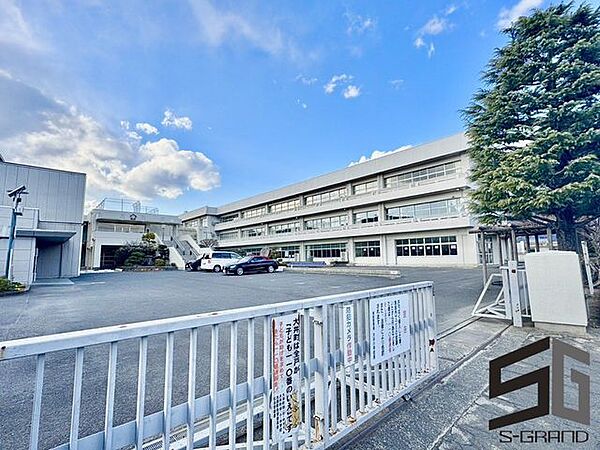 大井町立大井小学校 徒歩14分。小学校があり、通学の安心感と子育て世帯に嬉しい教育環境が整います。 1090m