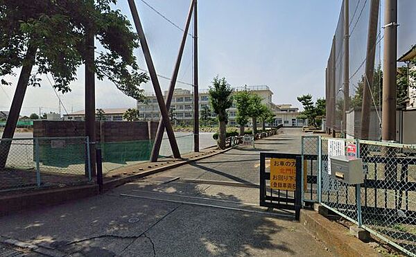 平塚市立富士見小学校 徒歩12分。小学校があり、通学の安心感と子育て世帯に嬉しい教育環境が整います。 940m