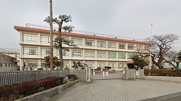 平塚市立春日野中学校 徒歩9分。中学校があり、落ち着いた環境で学べる安心感が子育て世帯に支持されています。 670m