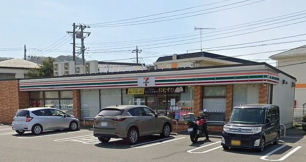 セブンイレブン平塚上平塚店 徒歩3分。コンビニが利用でき、急な買い物や日常のちょっとした用事にも便利な環境です。 220m