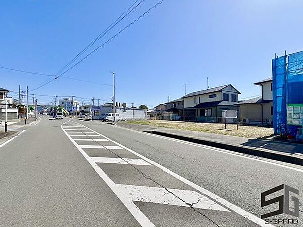 広々とした前面道路に面し、車の出し入れがしやすい現地外観。ゆとりある駐車スペースと開放感のある立地が魅力で、毎日の暮らしに快適さと安心をもたらすマイホームです。