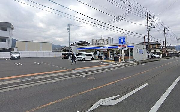 ローソン南足柄中丸店 徒歩8分。コンビニが利用でき、急な買い物や日常のちょっとした用事にも便利な環境です。 620m