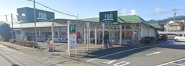 Fuji塚原店 徒歩12分。スーパーが揃い、毎日の買い物がスムーズ。新鮮な食材で家族の食卓を支えます。 940m