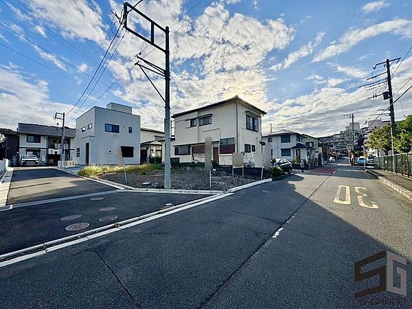 広々とした前面道路に面し、車の出し入れがしやすい現地外観。ゆとりある駐車スペースと開放感のある立地が魅力で、毎日の暮らしに快適さと安心をもたらすマイホームです。