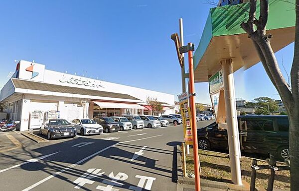 しまむらストアー旭店 徒歩5分。スーパーが揃い、毎日の買い物がスムーズ。新鮮な食材で家族の食卓を支えます。 350m