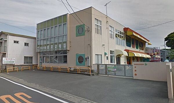 育英幼稚園 徒歩4分。幼稚園や保育園が整い、小さなお子さまの通園も安心。子育て世帯に嬉しい環境です。 250m