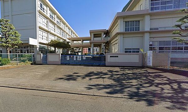 平塚市立勝原小学校 徒歩3分。小学校があり、通学の安心感と子育て世帯に嬉しい教育環境が整います。 170m