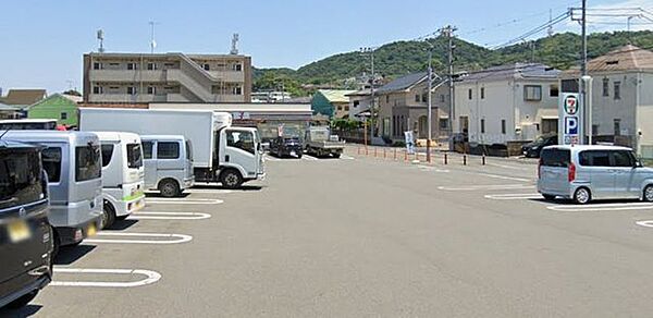 セブンイレブン平塚出縄店 徒歩5分。コンビニが利用でき、急な買い物や日常のちょっとした用事にも便利な環境です。 390m