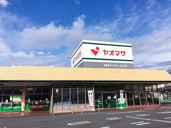 ヤオマサ蛍田店 徒歩16分。スーパーが揃い、毎日の買い物がスムーズ。新鮮な食材で家族の食卓を支えます。 1240m
