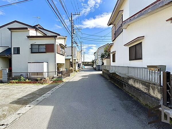 広々とした前面道路に面し、車の出し入れがしやすい現地外観。ゆとりある駐車スペースと開放感のある立地が魅力で、毎日の暮らしに快適さと安心をもたらすマイホームです。