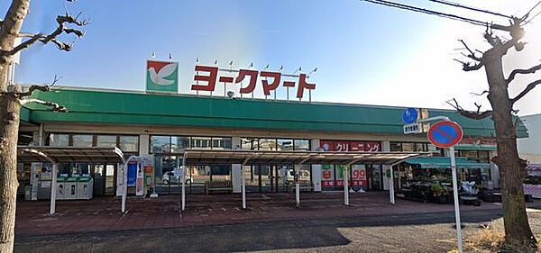 ヨークマート鴨宮店 徒歩24分。スーパーが揃い、毎日の買い物がスムーズ。新鮮な食材で家族の食卓を支えます。 1880m