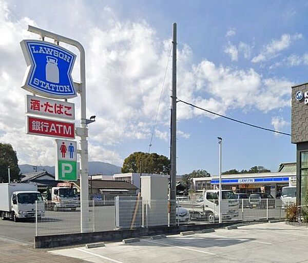 ローソン小田原酒匂店 徒歩12分。コンビニが利用でき、急な買い物や日常のちょっとした用事にも便利な環境です。 950m