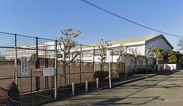 平塚市金旭中学校 徒歩19分。中学校があり、落ち着いた環境で学べる安心感が子育て世帯に支持されています。 1400m