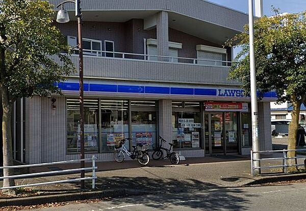 ローソン平塚河内店 徒歩8分。コンビニが利用でき、急な買い物や日常のちょっとした用事にも便利な環境です。 570m