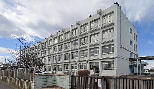 平塚市立横内中学校 徒歩11分。中学校があり、落ち着いた環境で学べる安心感が子育て世帯に支持されています。 810m