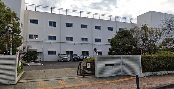 平塚市立横内小学校 徒歩7分。小学校があり、通学の安心感と子育て世帯に嬉しい教育環境が整います。 530m