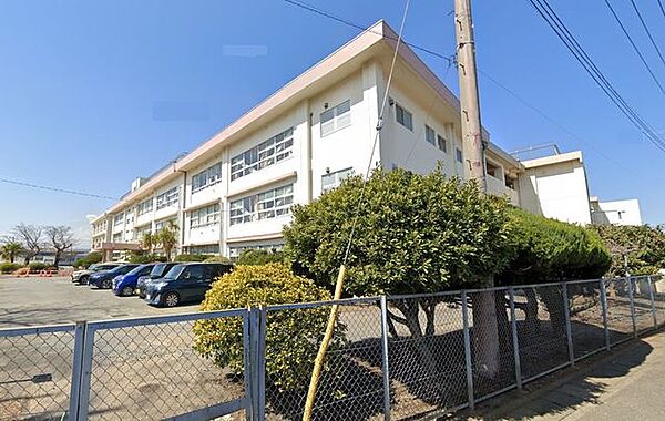 平塚市立神田中学校 徒歩20分。中学校があり、落ち着いた環境で学べる安心感が子育て世帯に支持されています。 1530m