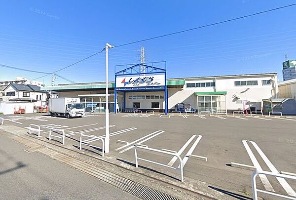 しまむらストアー田村店 徒歩4分。スーパーが揃い、毎日の買い物がスムーズ。新鮮な食材で家族の食卓を支えます。 300m