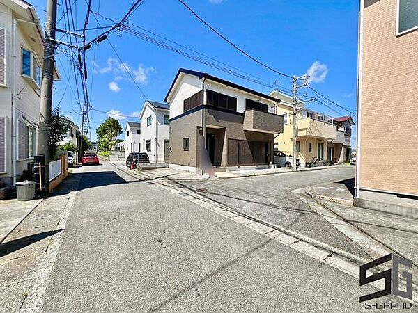 広々とした前面道路に面し、車の出し入れがしやすい現地外観。ゆとりある駐車スペースと開放感のある立地が魅力で、毎日の暮らしに快適さと安心をもたらすマイホームです。
