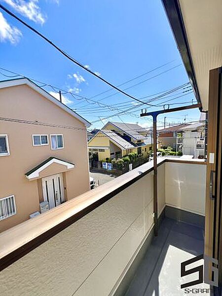 陽光をたっぷり受けるバルコニーは、洗濯物を干すだけでなくリラックス空間としても活躍。開放感のある眺めが毎日の暮らしを豊かに彩る、マイホームの魅力です。