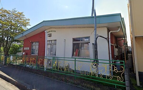 花乃幼稚園 徒歩2分。幼稚園や保育園が整い、小さなお子さまの通園も安心。子育て世帯に嬉しい環境です。 120m