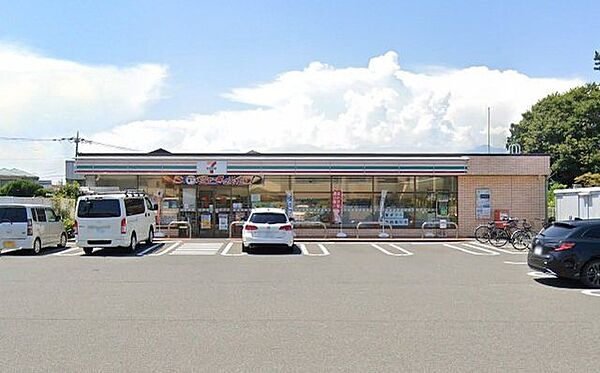 セブンイレブン平塚寺田縄店 徒歩9分。コンビニが利用でき、急な買い物や日常のちょっとした用事にも便利な環境です。 710m