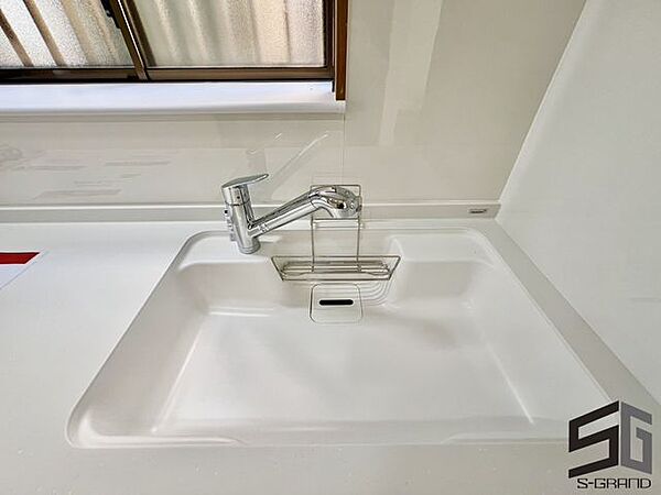 広々としたシンクは、調理や洗い物をスムーズにこなせるキッチンの中心。お手入れしやすく清潔を保ちやすい設計が、毎日の家事を快適にサポートするマイホームの魅力です。
