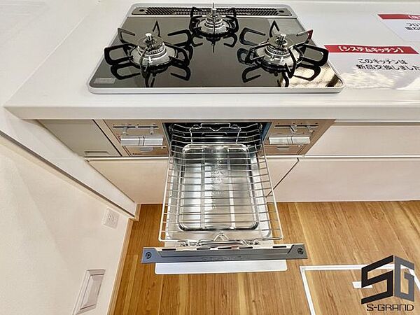 調理の幅を広げるグリルは、魚や肉を手軽においしく仕上げられる便利な設備。キッチン作業をスムーズにし、毎日の食卓を豊かに彩るマイホームの頼もしいパートナーです。