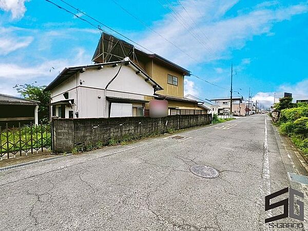 広々とした前面道路に面し、車の出し入れがしやすい現地外観。ゆとりある駐車スペースと開放感のある立地が魅力で、毎日の暮らしに快適さと安心をもたらすマイホームです。