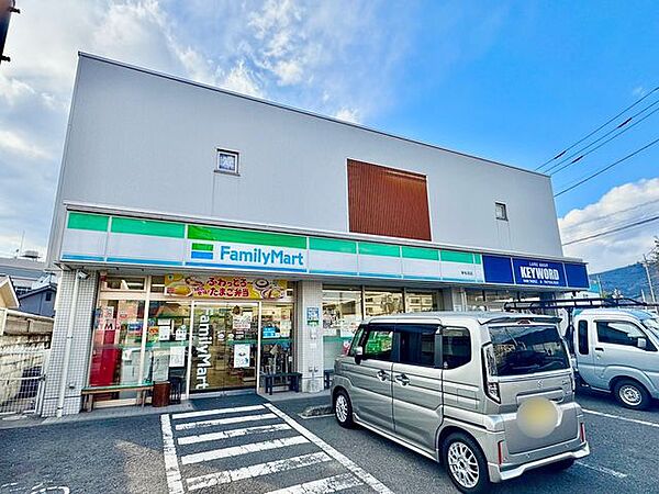 ファミリーマート大井松田インター南店 徒歩13分。コンビニが利用でき、急な買い物や日常のちょっとした用事にも便利な環境です。 970m