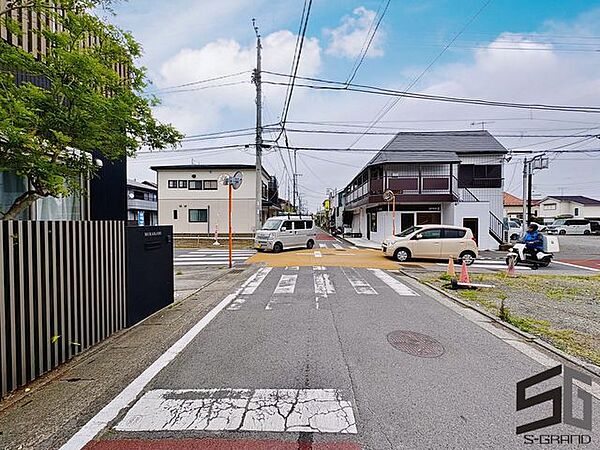広々とした前面道路に面し、車の出し入れがしやすい現地外観。ゆとりある駐車スペースと開放感のある立地が魅力で、毎日の暮らしに快適さと安心をもたらすマイホームです。