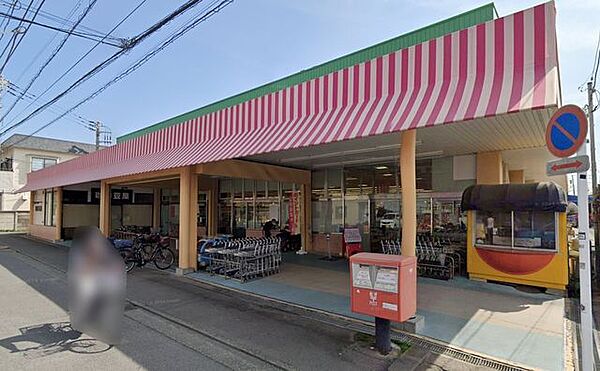 しまむらストアー徳延店 徒歩1分。スーパーが揃い、毎日の買い物がスムーズ。新鮮な食材で家族の食卓を支えます。 70m