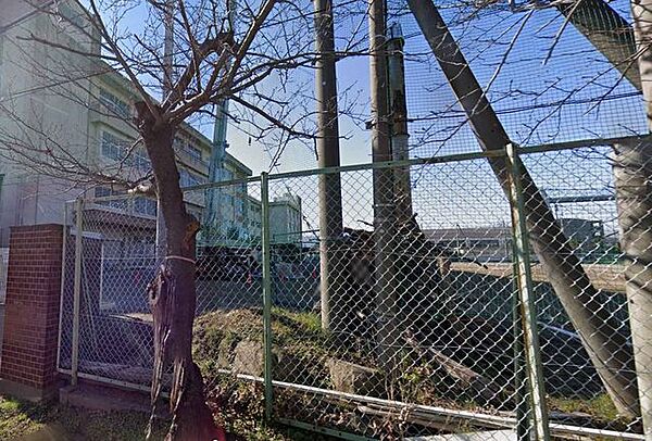 小田原市立国府津中学校 徒歩12分。中学校があり、落ち着いた環境で学べる安心感が子育て世帯に支持されています。 920m