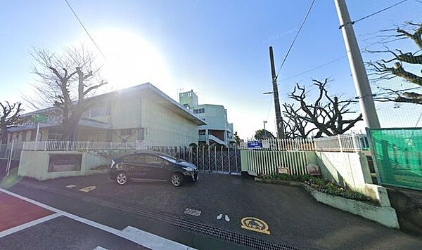 厚木市立妻田小学校 徒歩8分。小学校があり、通学の安心感と子育て世帯に嬉しい教育環境が整います。 580m