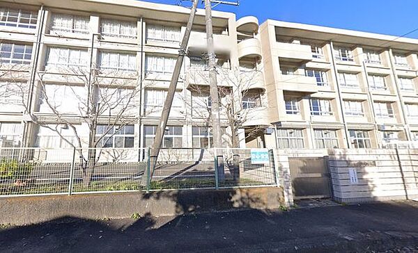 厚木市睦合東中学校 中学校があり、落ち着いた環境で学べる安心感が子育て世帯に支持されています。 1800m