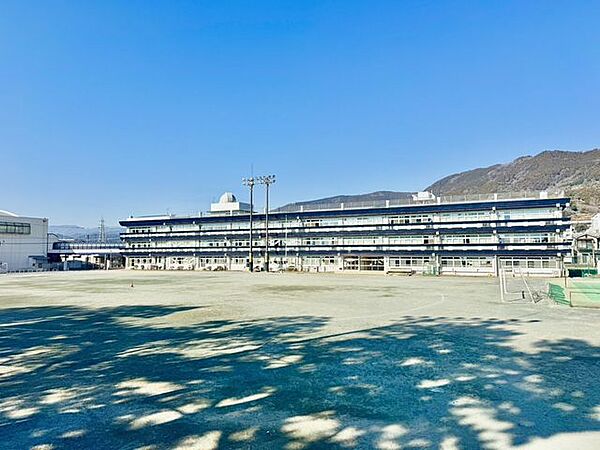 松田町立松田中学校 徒歩11分。中学校があり、落ち着いた環境で学べる安心感が子育て世帯に支持されています。 860m