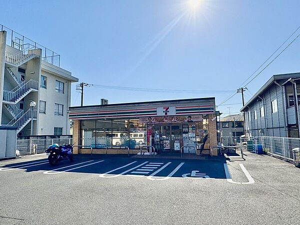 セブンイレブン松田惣領店 徒歩2分。コンビニが利用でき、急な買い物や日常のちょっとした用事にも便利な環境です。 120m